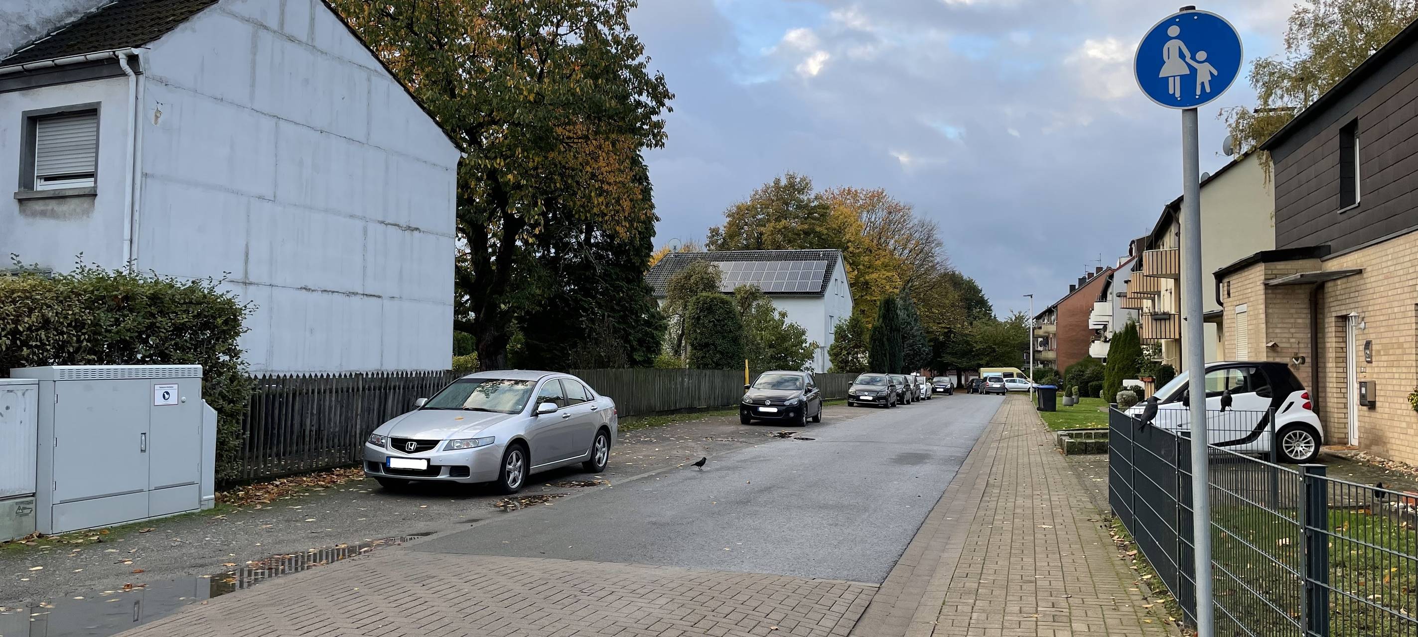 In der Wegastraße ist nach einem Messerangriff wieder Normalität eingekehrt. Die Ermittlungen gehen dagegen weiter.