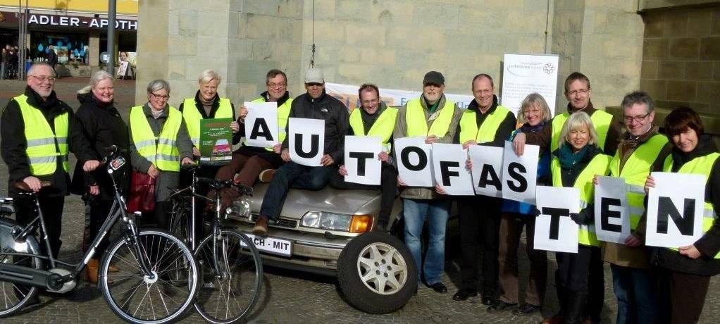 Die Organisatoren des Autofastens vor der Hammer Pauluskirche.
