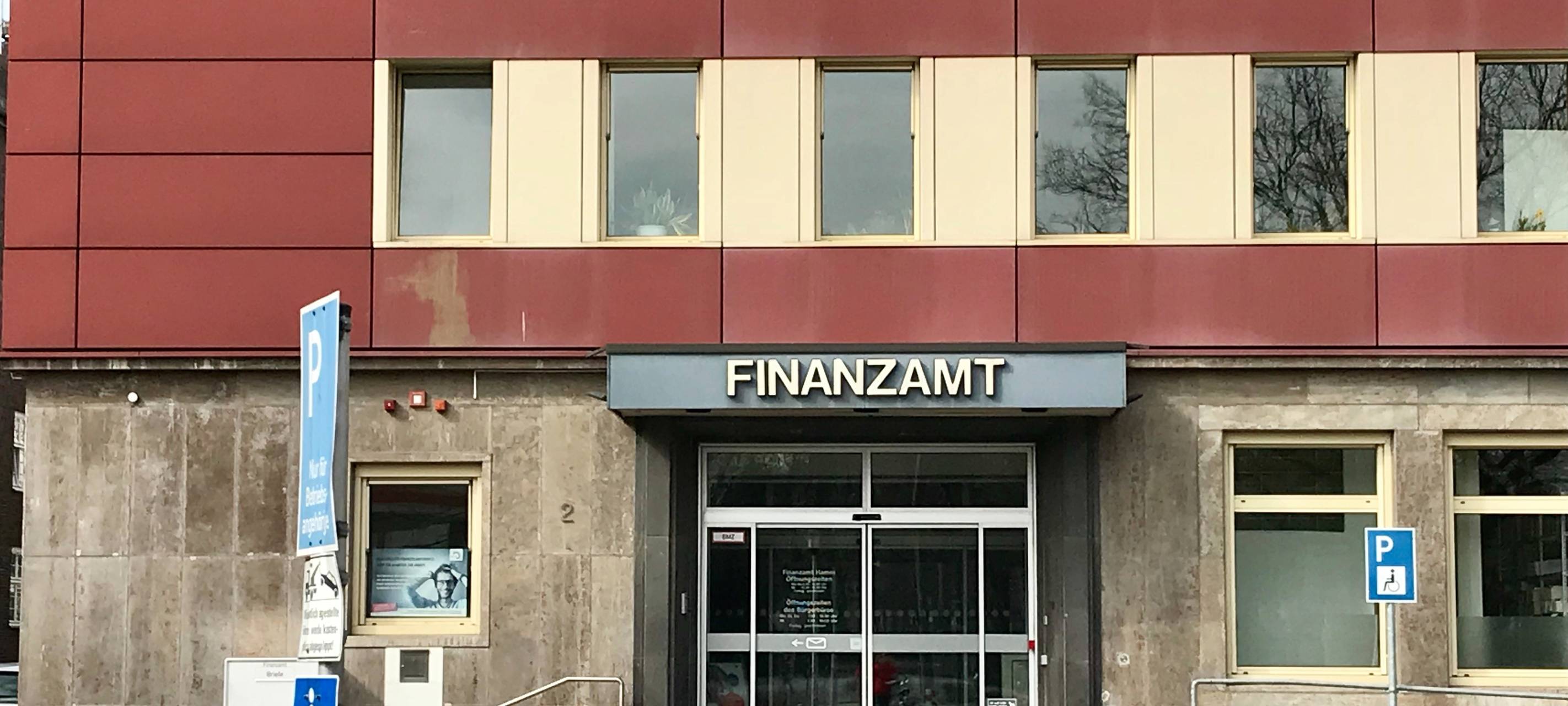 Der Haupteingang des Hammer Finanzamtes
