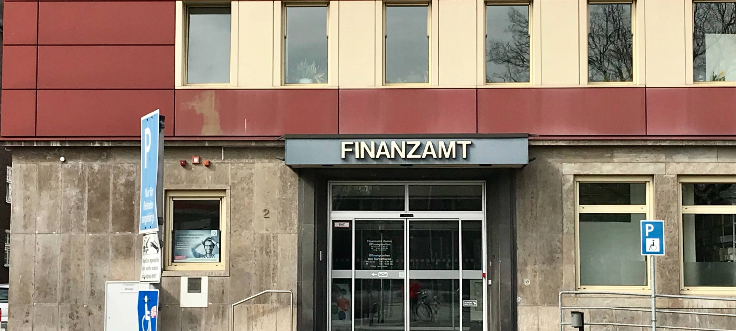 Der Haupteingang des Hammer Finanzamtes
