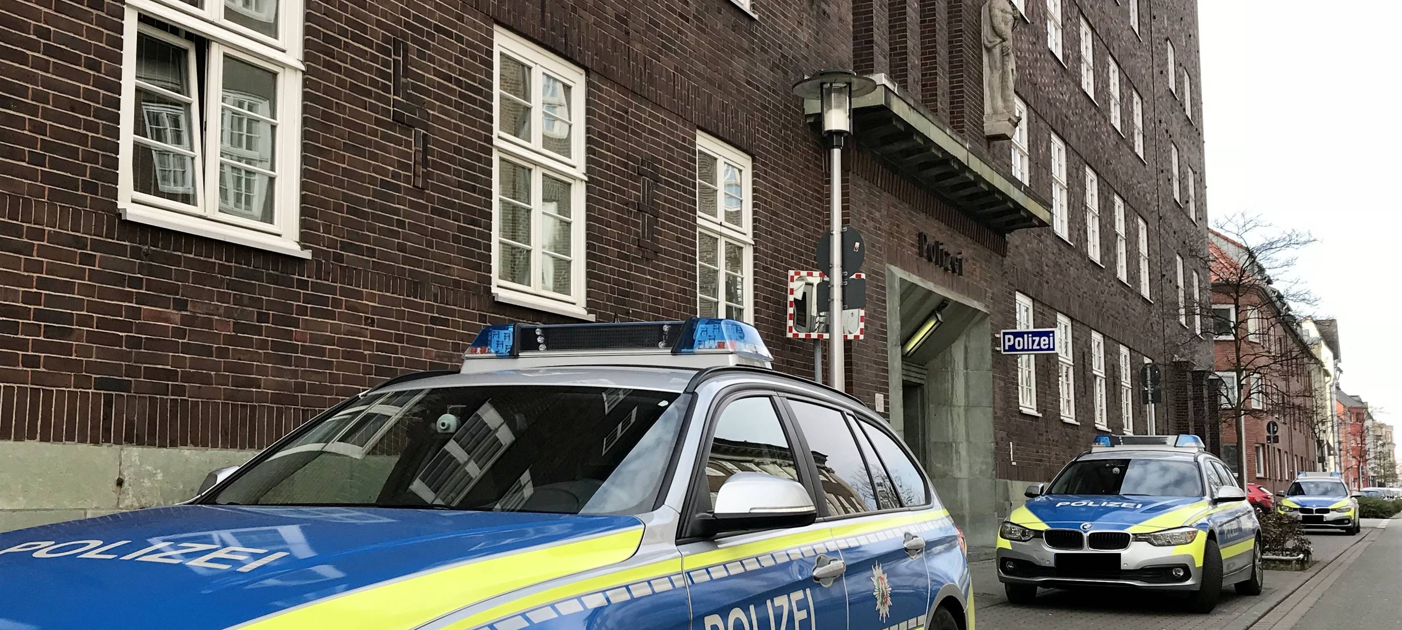 Streifenwagen vor der Hammer Polizeiwache.