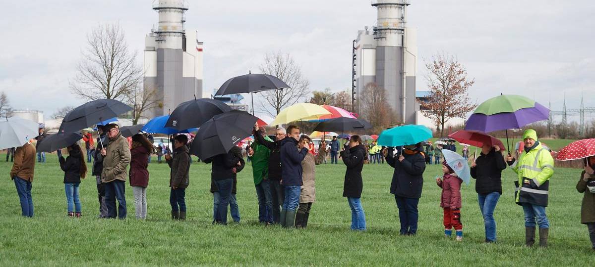 Die Protestanten in Norddinker haben sich mit Regenschirmen aufgestellt.