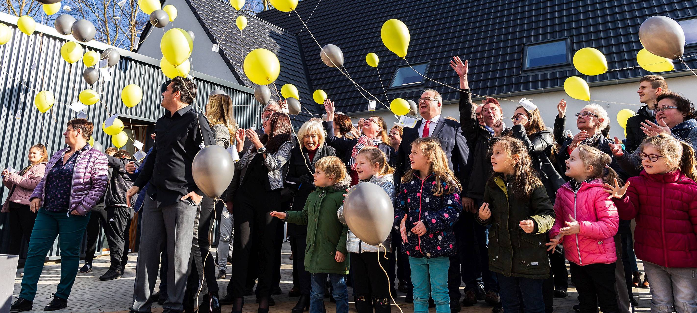 Das neue Stadtteilzentrum wurde mit gelben Ballons eingeweiht.