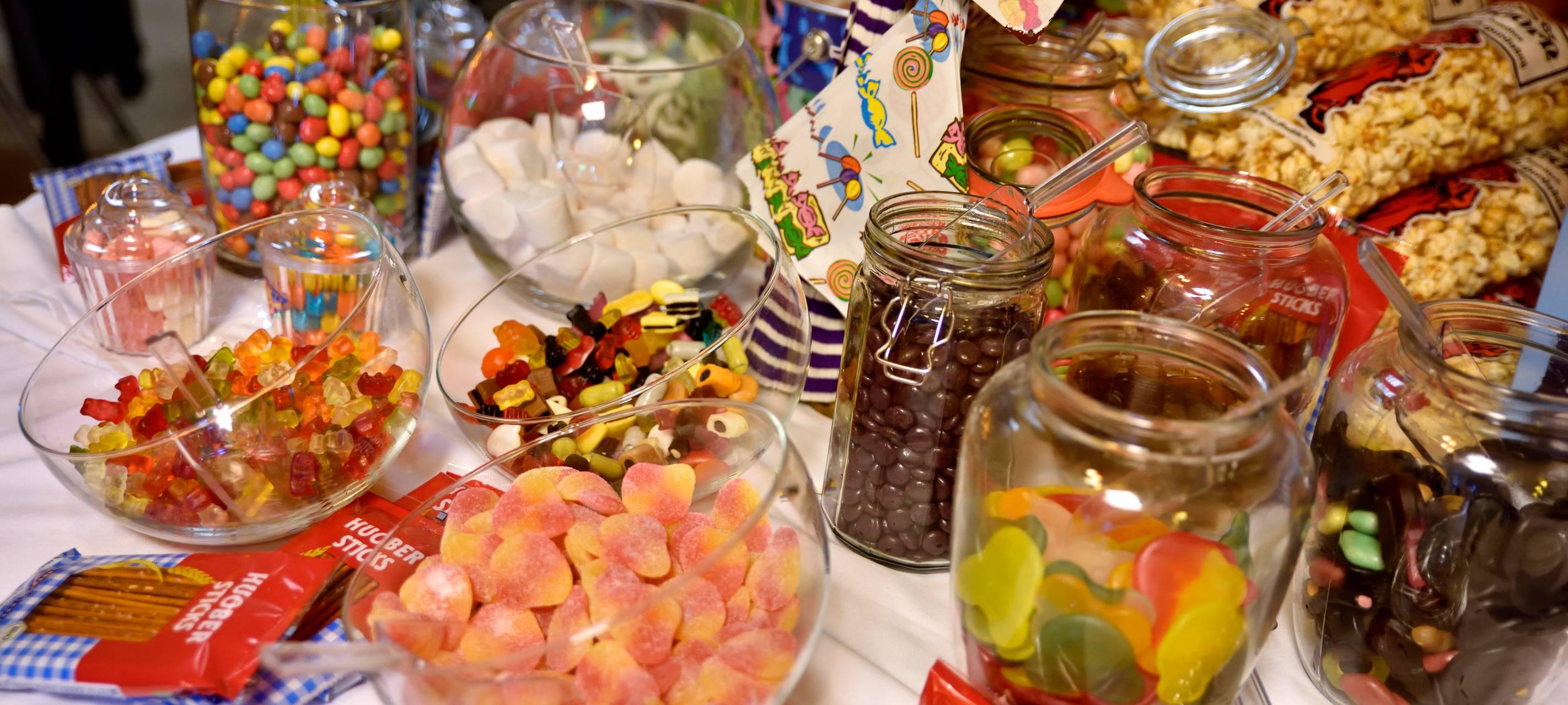Ein Tisch voller Süßigkeiten.
