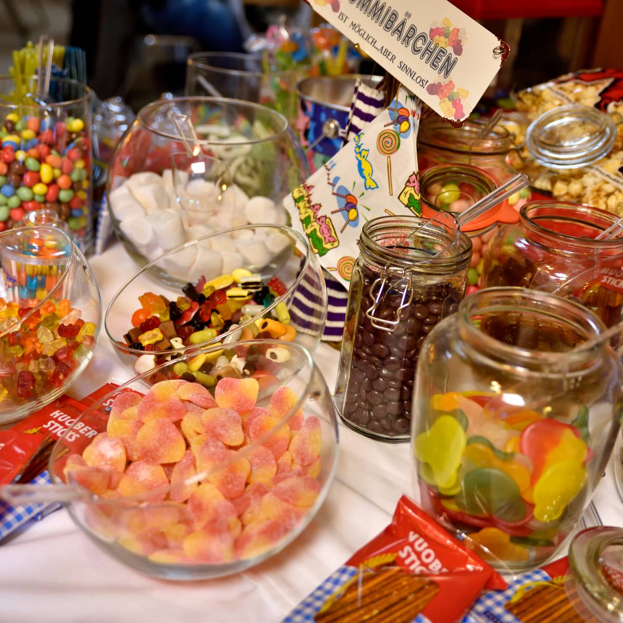 Ein Tisch voller Süßigkeiten.