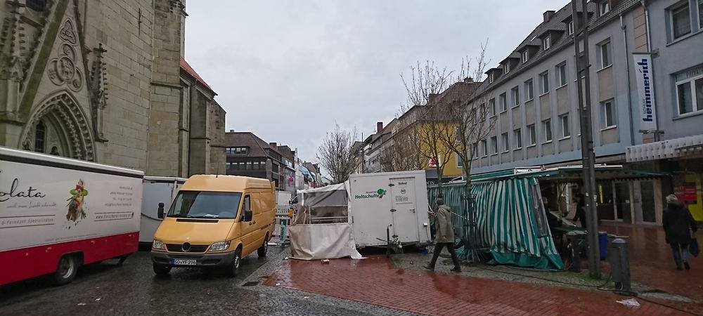 Der Wochenmarkt bei Sturm.