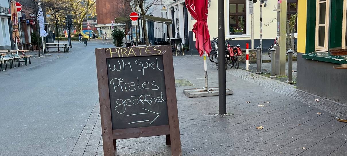 Einige Fußballfans in Hamm in WM-Stimmung