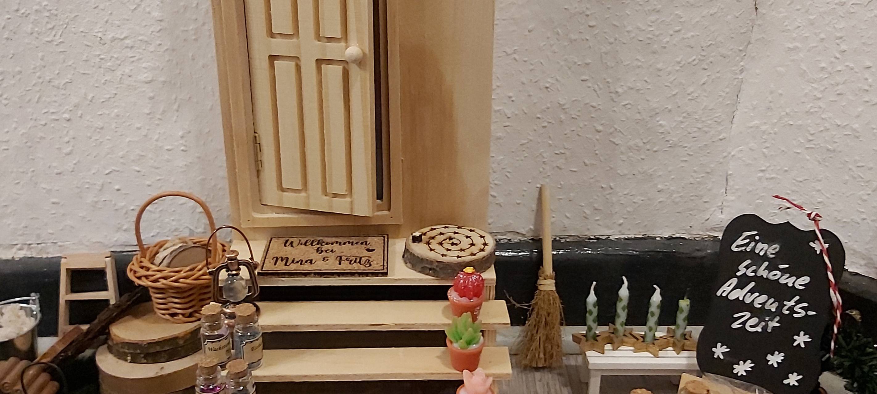 Wichteltür mit Tisch und Zubehör