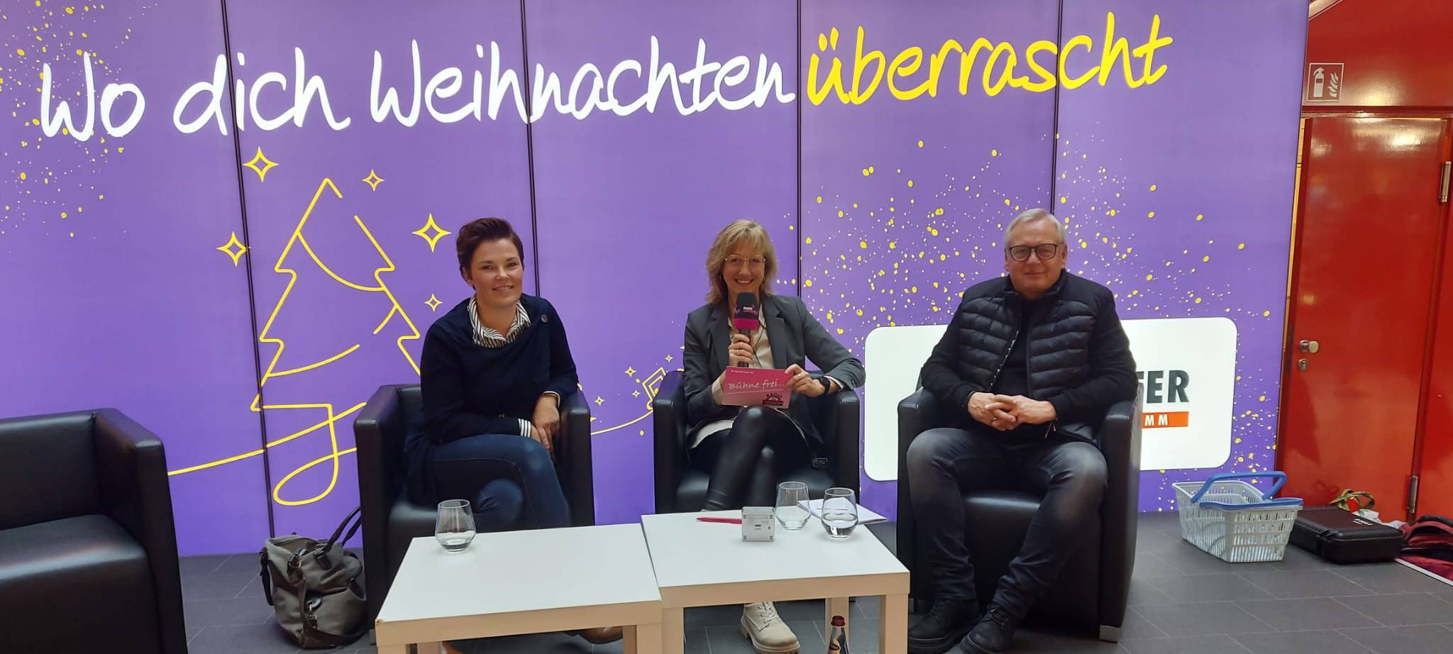 Die heutigen Bühne-Frei Gäste und Moderatorin Simone Niewerth.