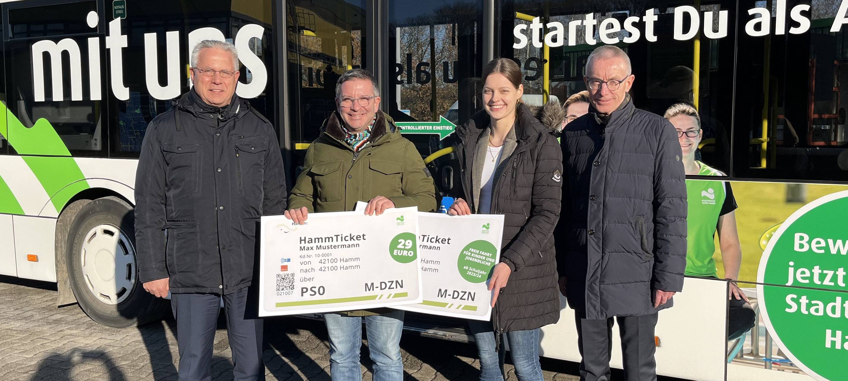 Die Verantwortlichen zeigen die neuen Tickets vor einem Bus der Stadtwerke Hamm.