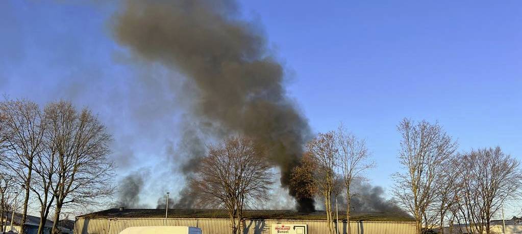 Rauchwolke über Lagerhalle