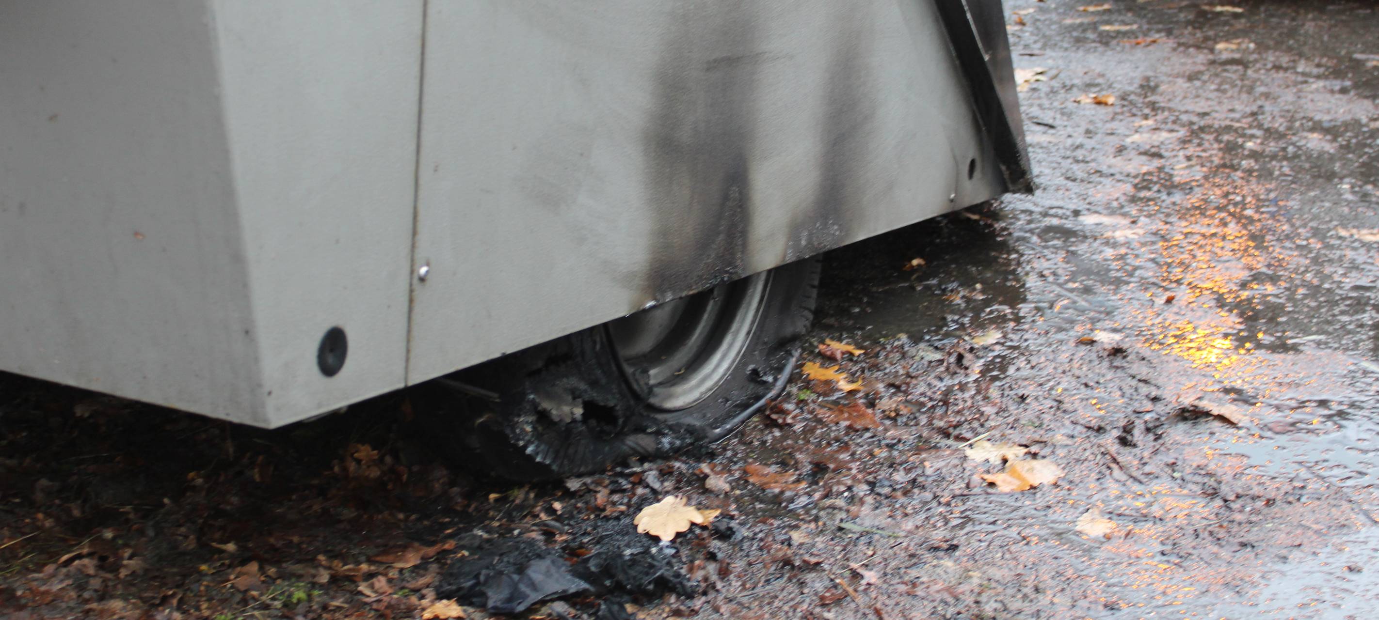 Enforcement Trailer mit verbranntem Reifen