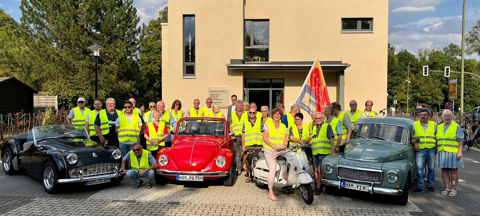 Die Teilnehmer von Hamm erFahren mit Warnwesten und Odtimern vor dem Hopiz