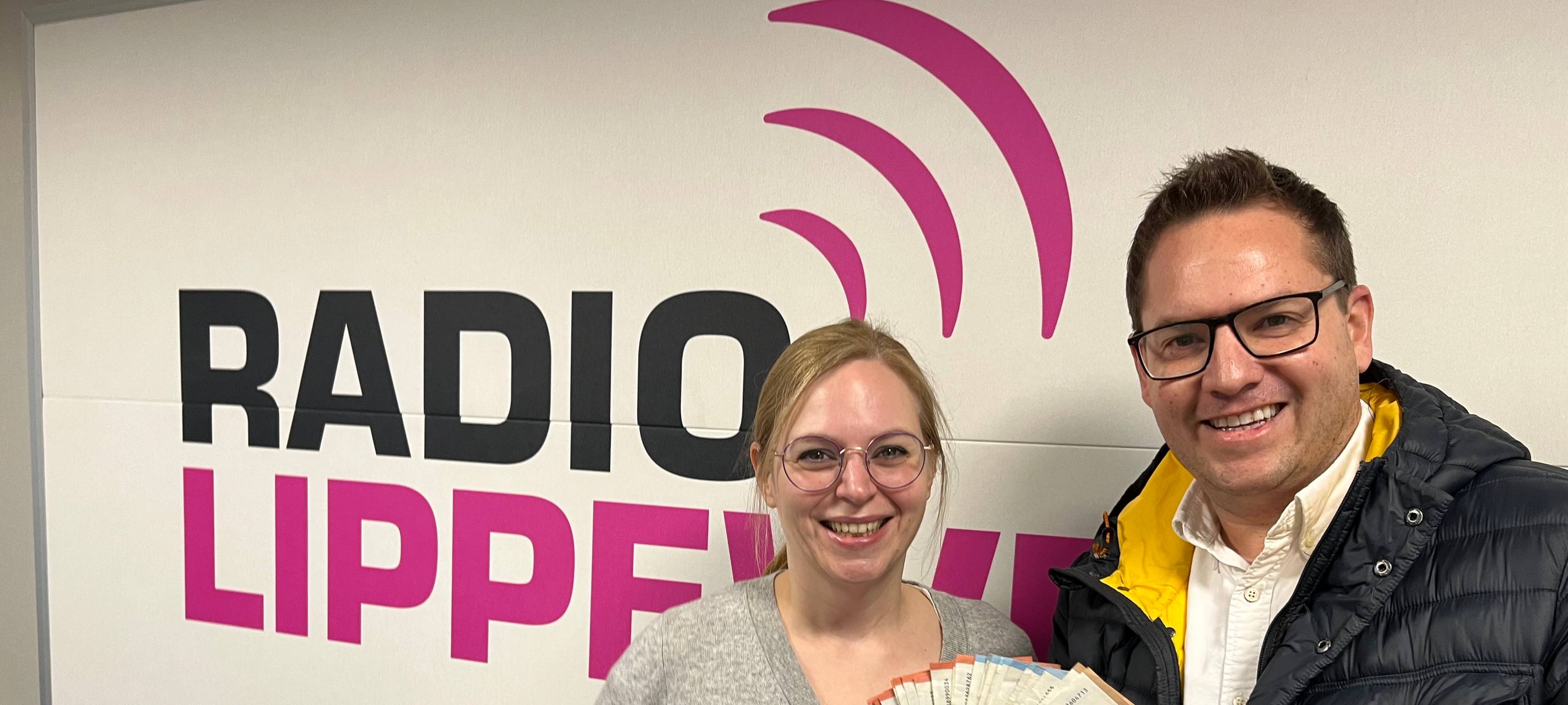 Das Team des Maxiparks hat insgesamt 510 Euro gesammelt. Das Geld Sascha Brosch stellvertretend an Chefredakteurin Colleen Sanders übergeben.