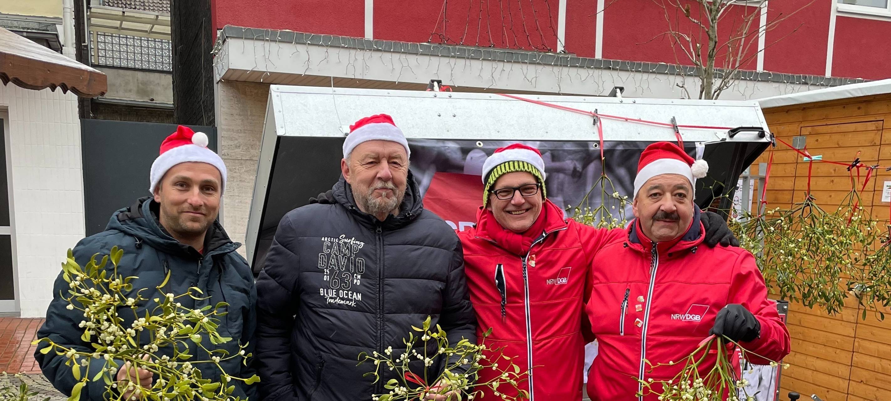 Die Engagierten vom DGB haben auf dem Weihnachtsmarkt Mistenzweige für Lichtblicke verkauft.