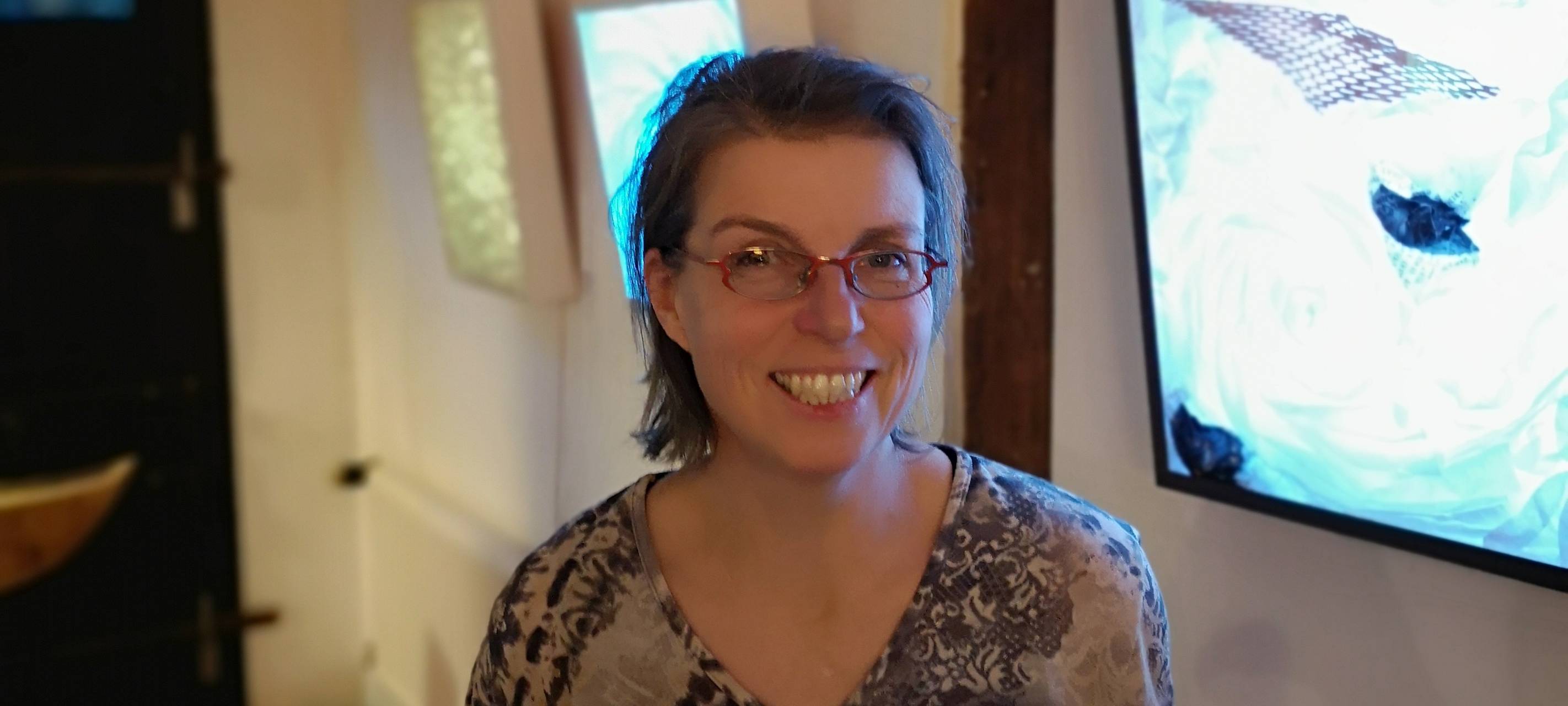 Petra Erdmann von der Galerie Kley hat ihre Spende übergeben.