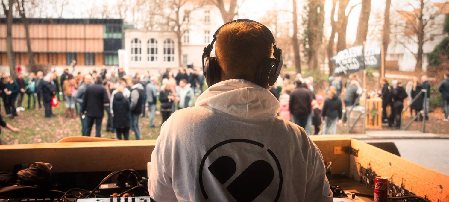 Ein DJ von hinten: Blick auf den Hammer Kurpark.