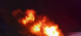 Ein Auto brennt in einer Garage in Westtünnen.