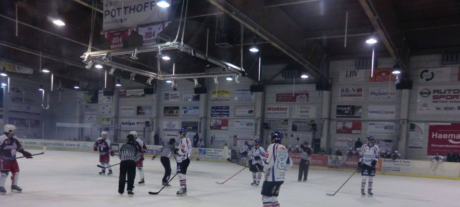 Die Hammer Eisbären auf dem Eis in der heimischen Arena.