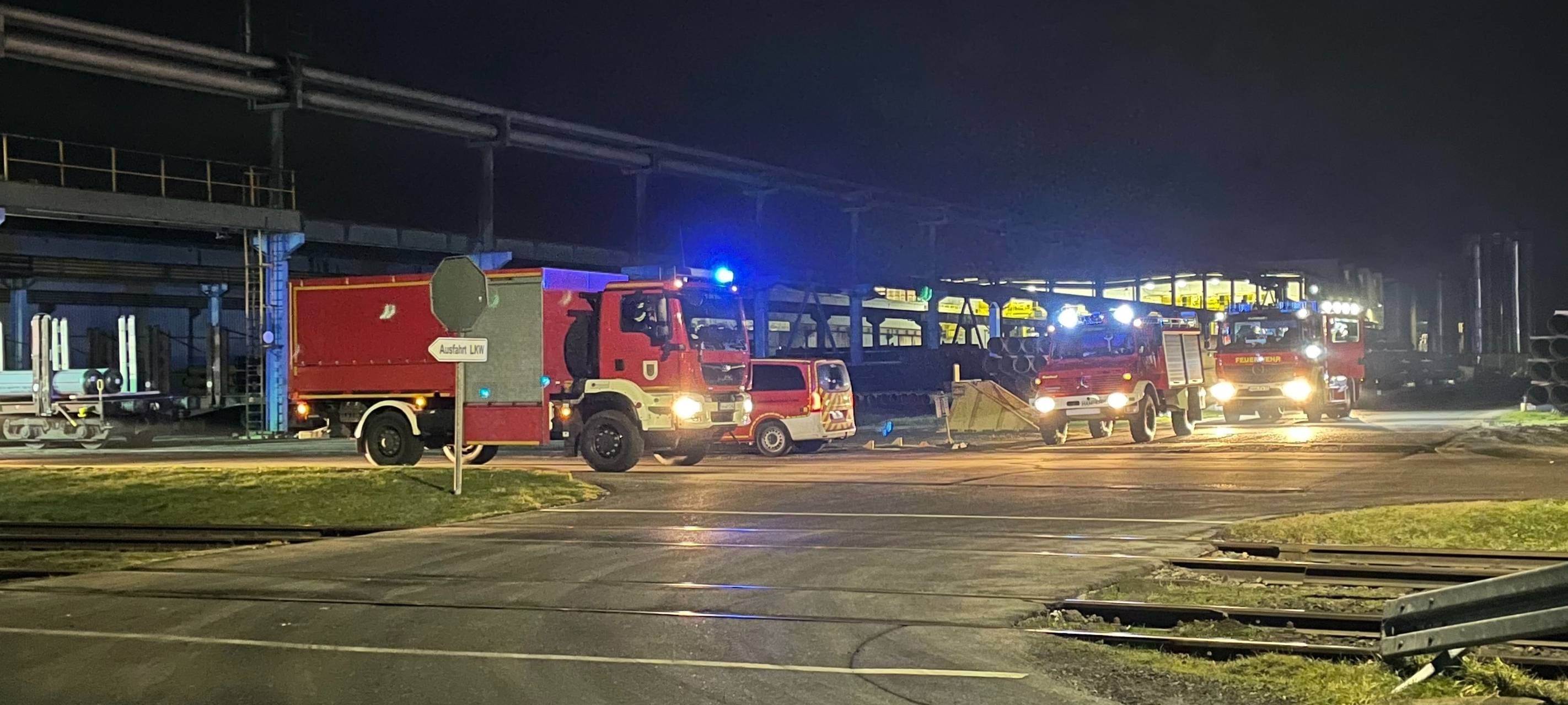 Feuerwehrfahrzeuge stehen Blaulicht auf dem Firmengelände in Hamm.