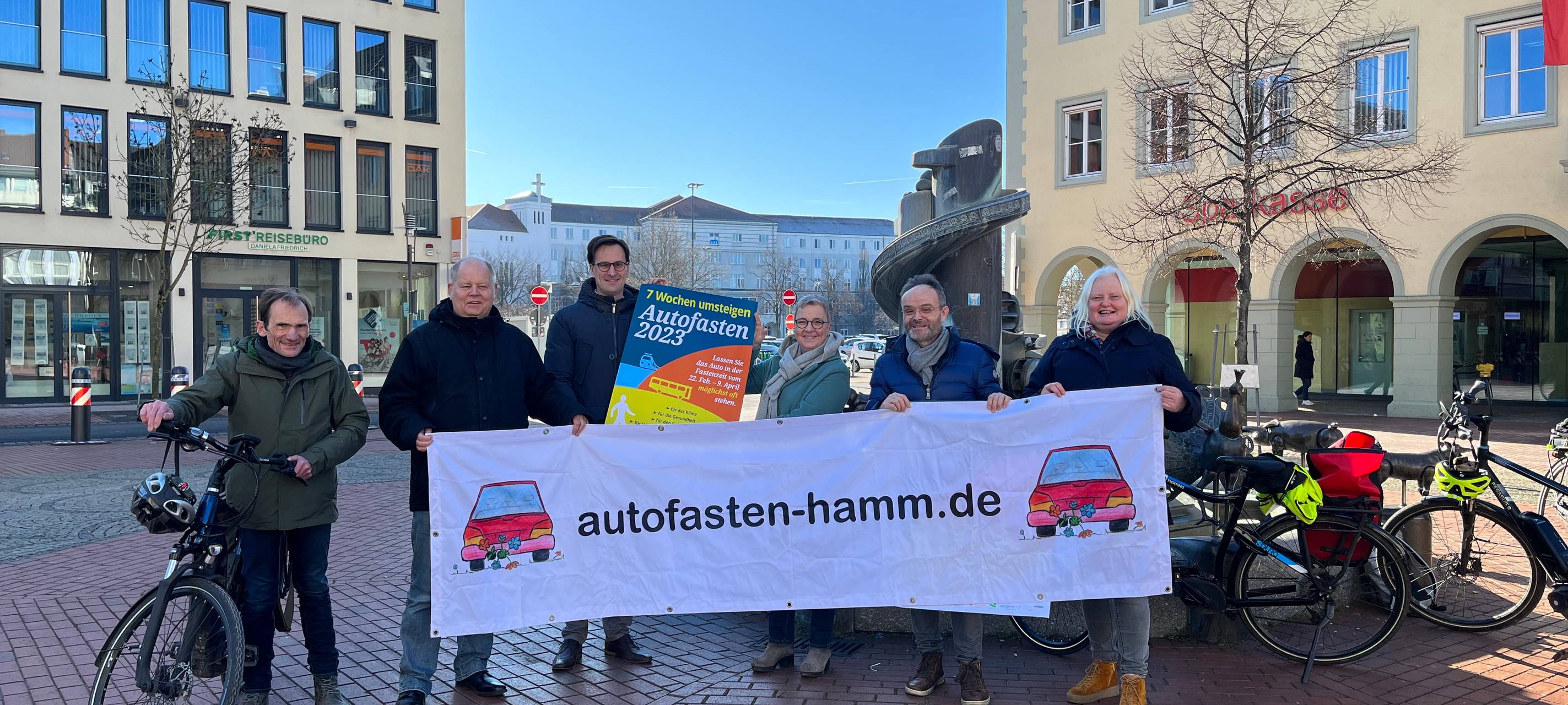 Menschen mit Banner Autofasten