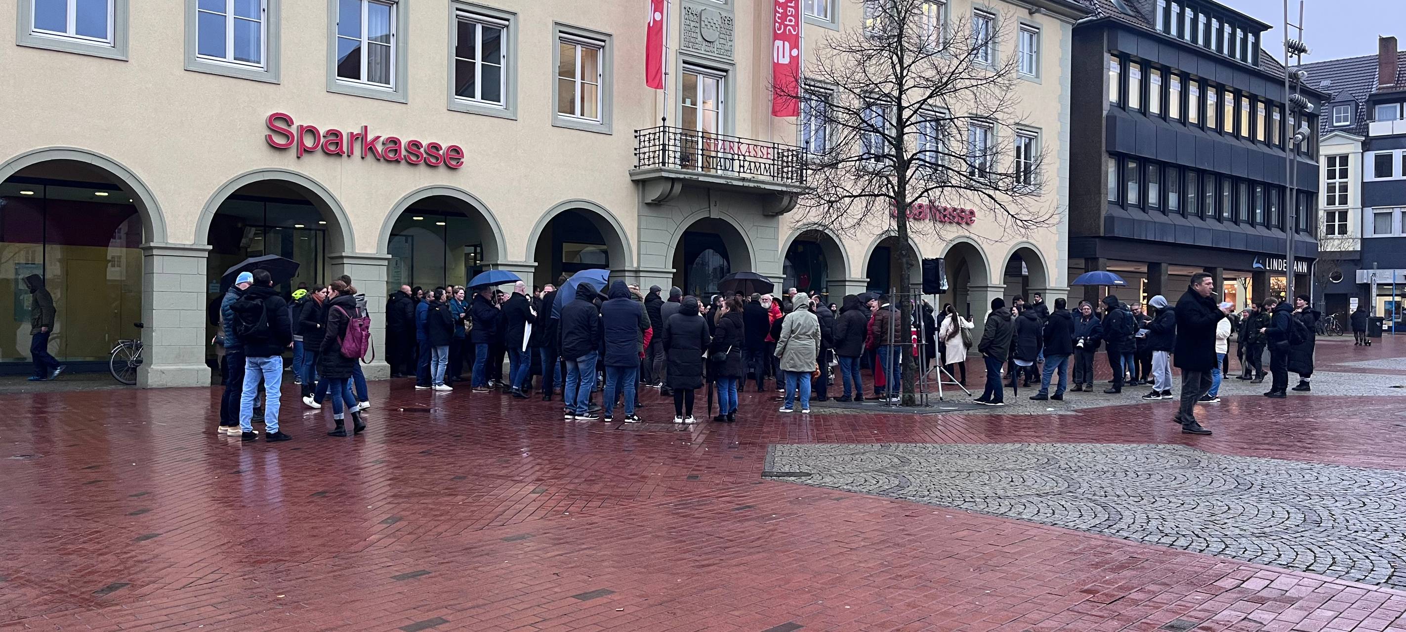 Fast 100 Menschen sind der Einladung der Stadt zu einer Gedenkveranstaltung gefolgt.