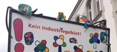Bürger protestierten vor der Ratssitzung gegen ein Industriegebiet.