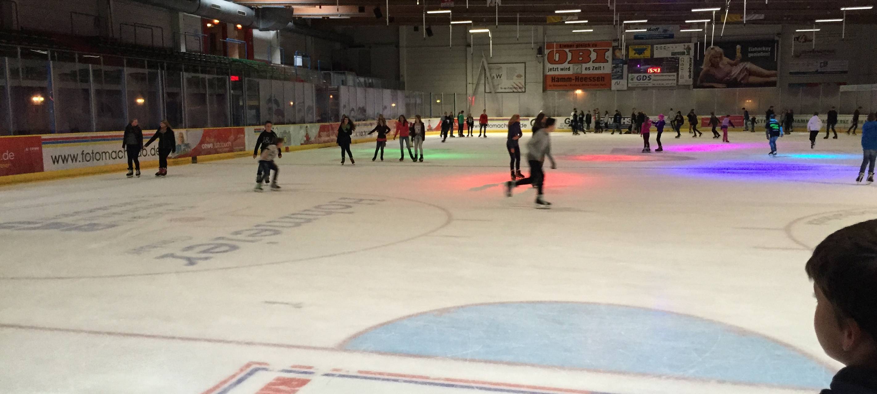 Eisläufer in der Eishalle Hamm.