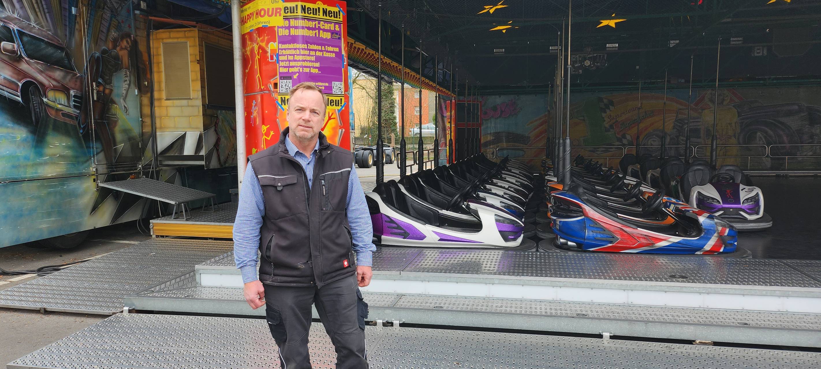 Schausteller Rudi Isken vor seinem Autoscooter.