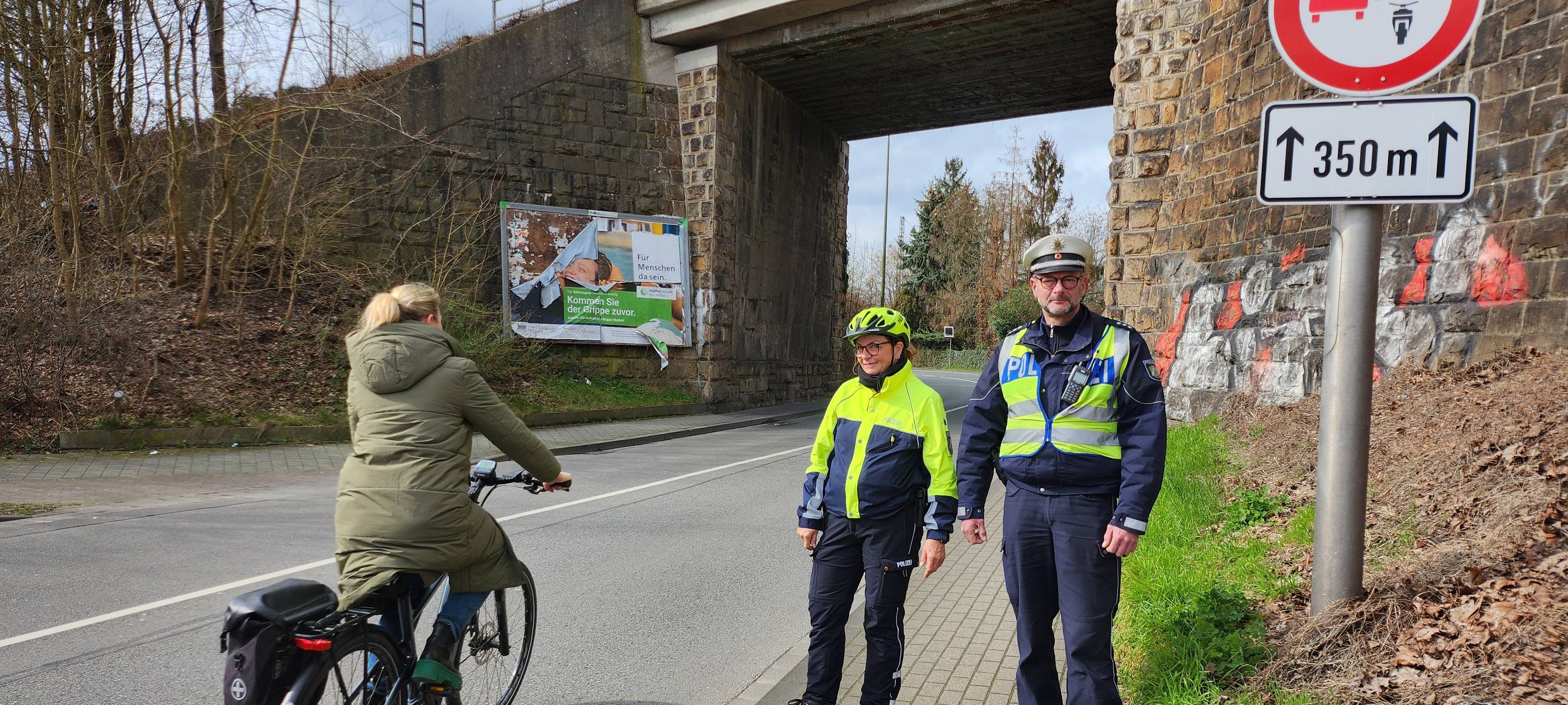 Die Polizei kontrolliert am Nordenstiftsweg in Hamm Heessen.