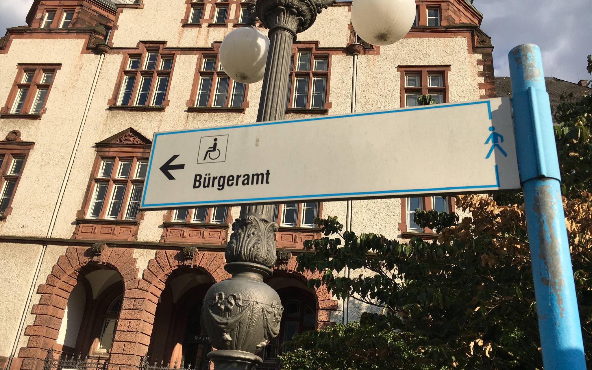Schild Bürgeramt vor dem Rathaus