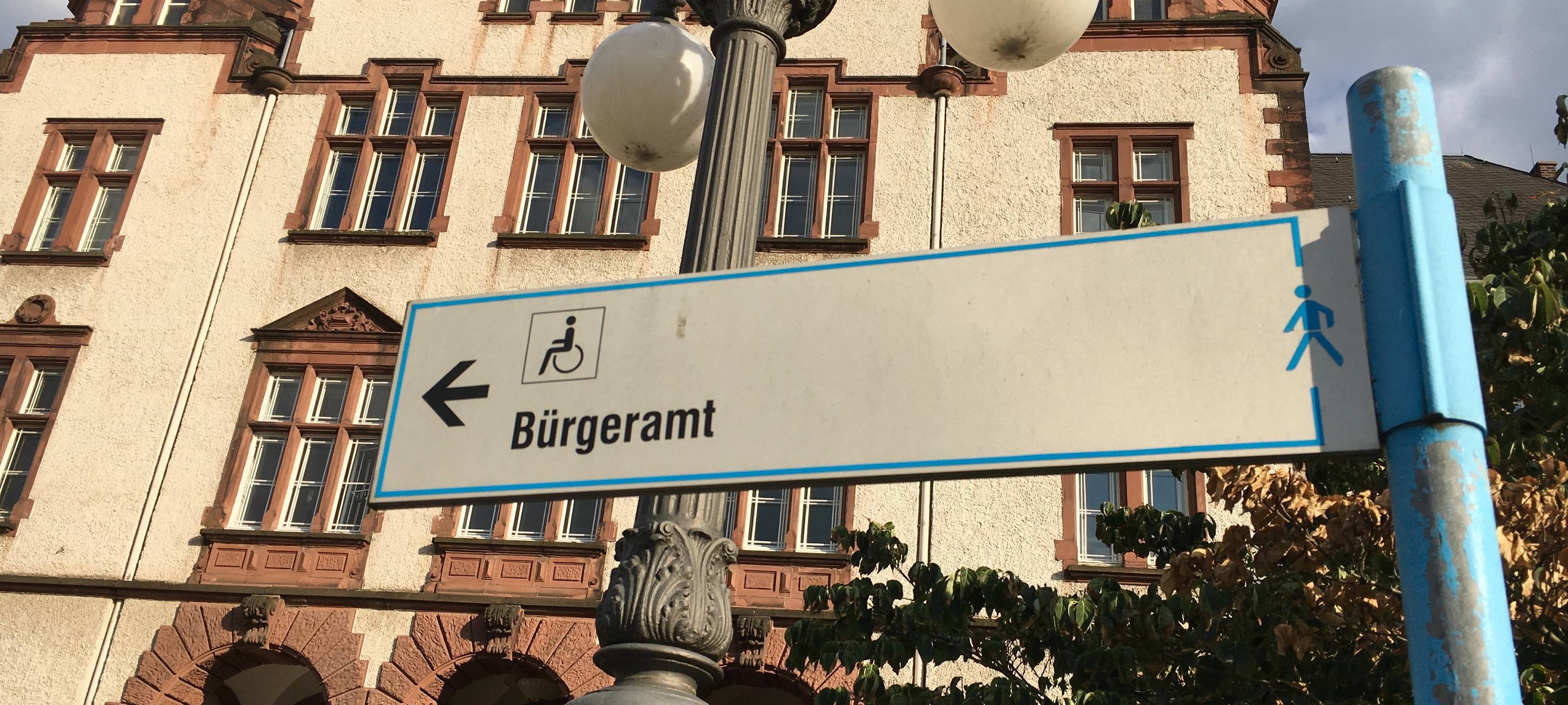 Schild Bürgeramt vor dem Rathaus