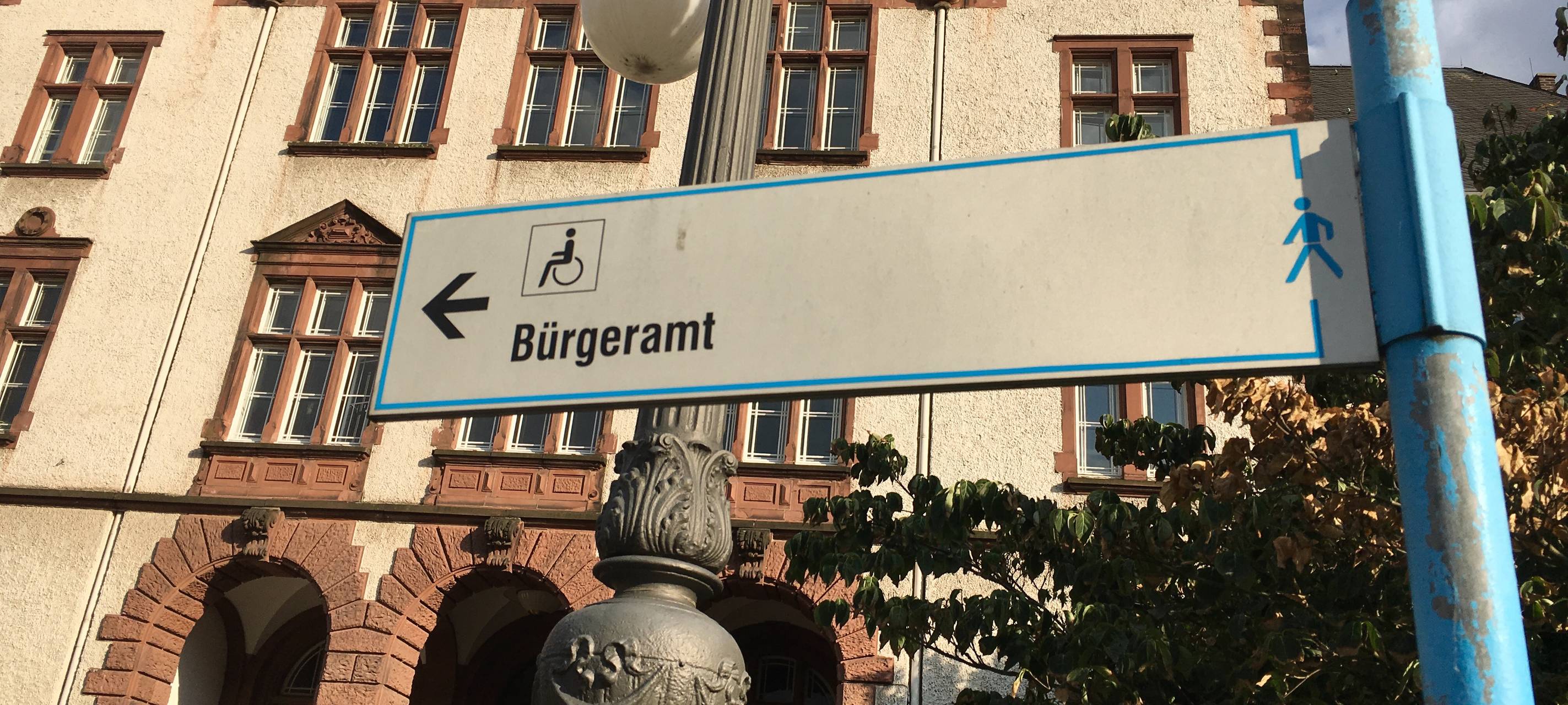 Schild Bürgeramt vor dem Rathaus