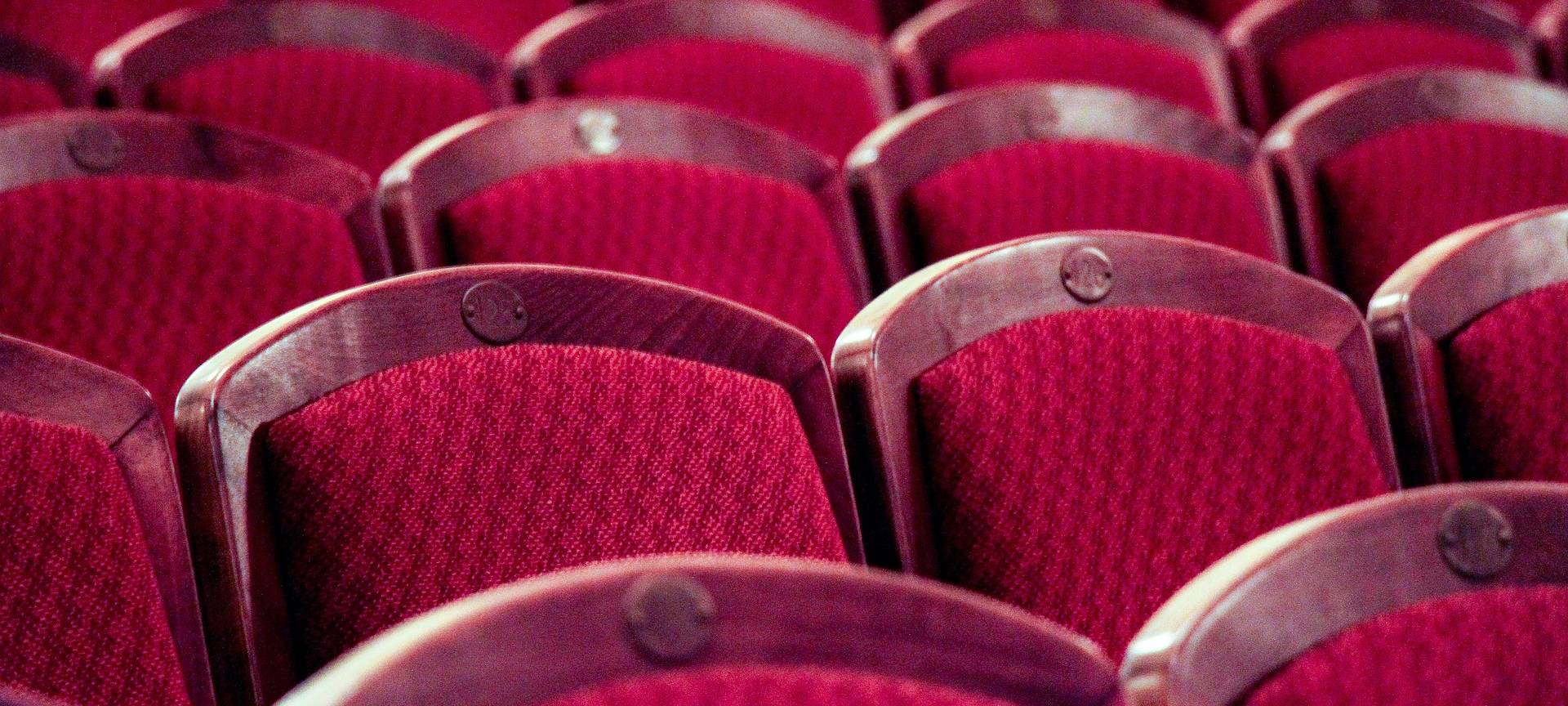 Mehrere Kinosessel nebeneinander