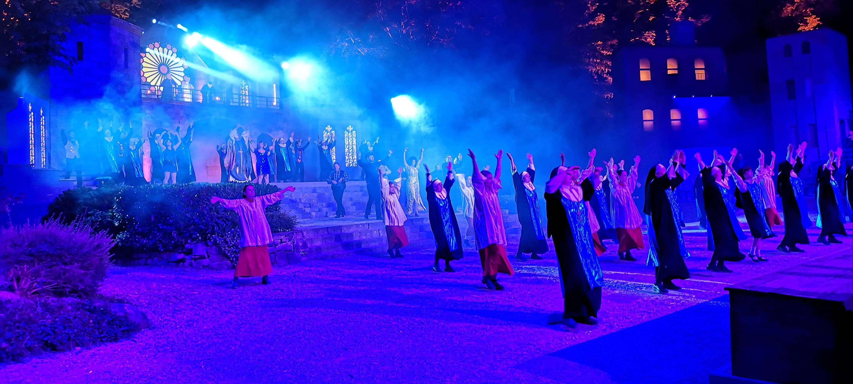 Die Schauspieler auf der Waldbühne Heessen hat zur Premiere von Sister Act alles gegeben.