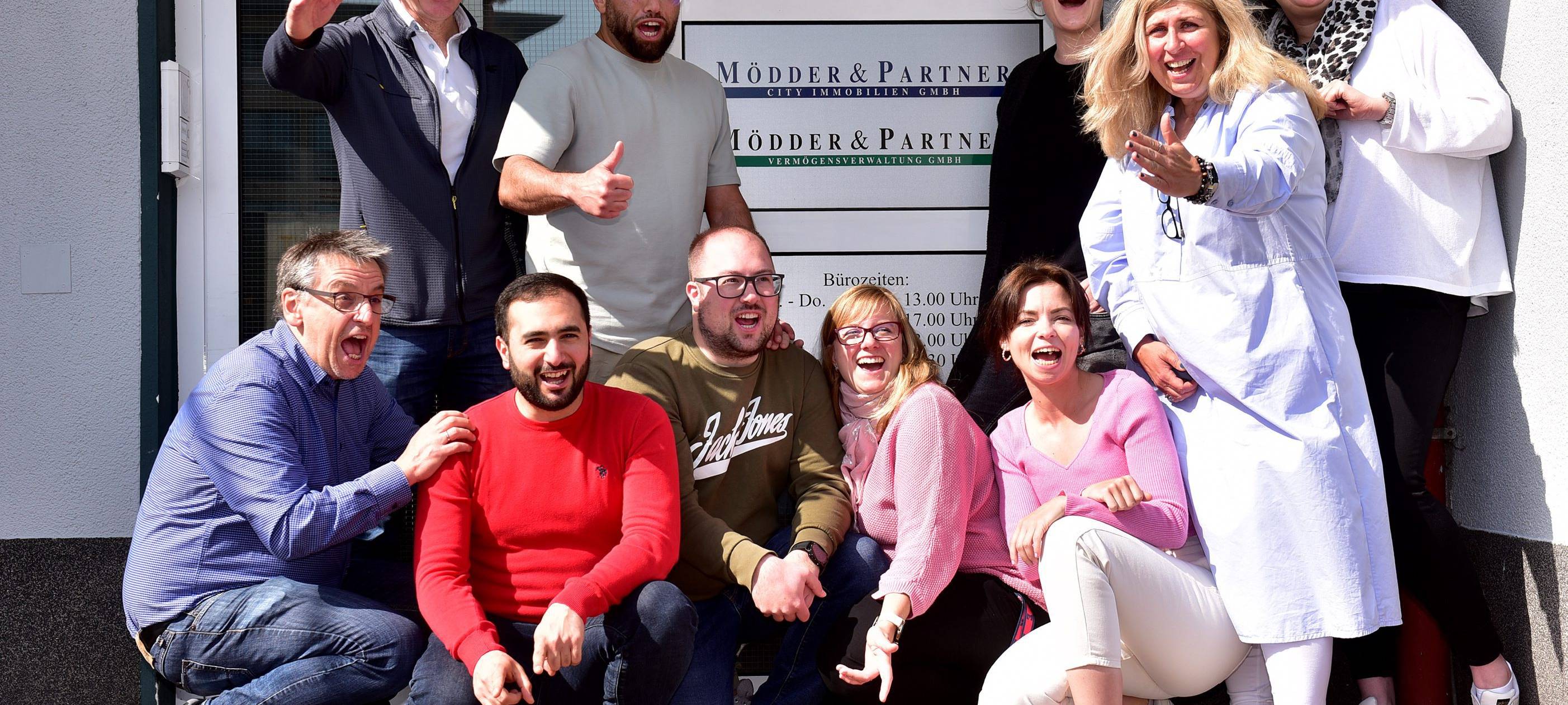 Die Mitarbeiter der Firma Mödder und Partner jubeln in die Kamera.