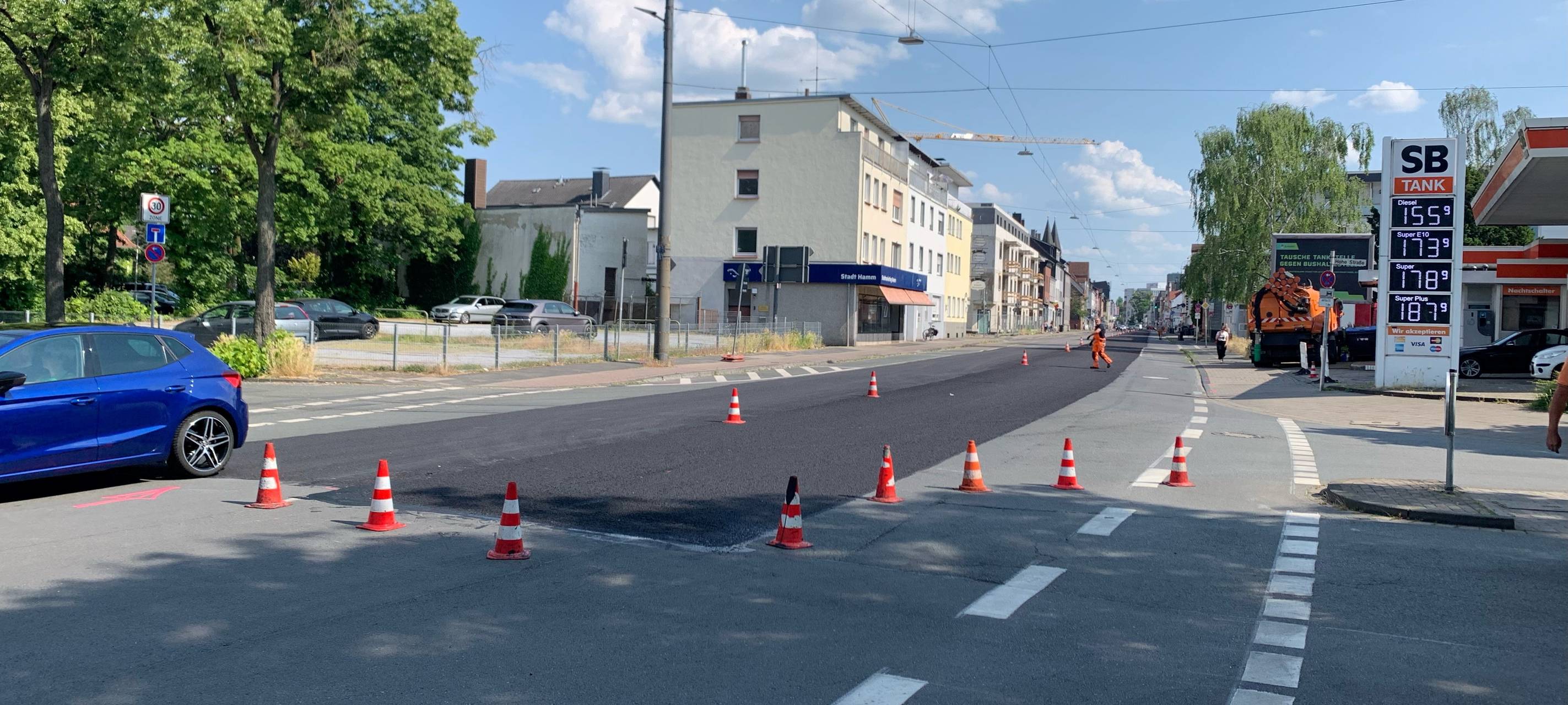 Straße mit neuer Asphaltdecke