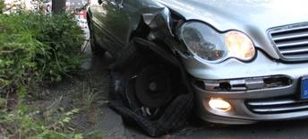 Beschädigter Mercedes