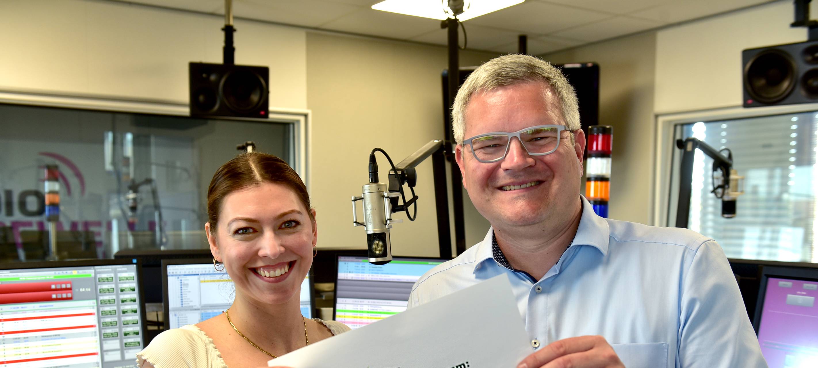 Irina Neufeld und Sven Eiber verkünden den Namen des neuen Tierpark-Maskottchens