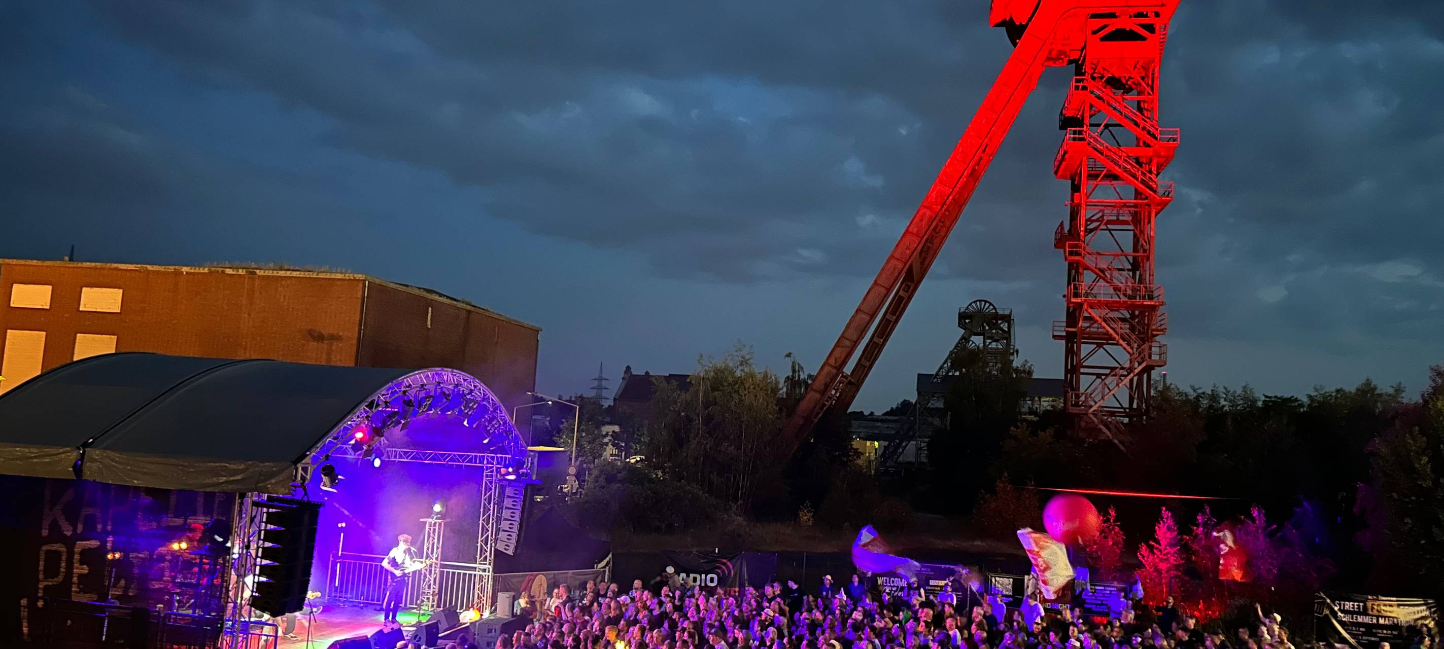 Die Hammer Band Kapelle Petra spielt beim Open-Air-Festival Kapelle Somma auf Zeche Radbod vor großem Publikum.