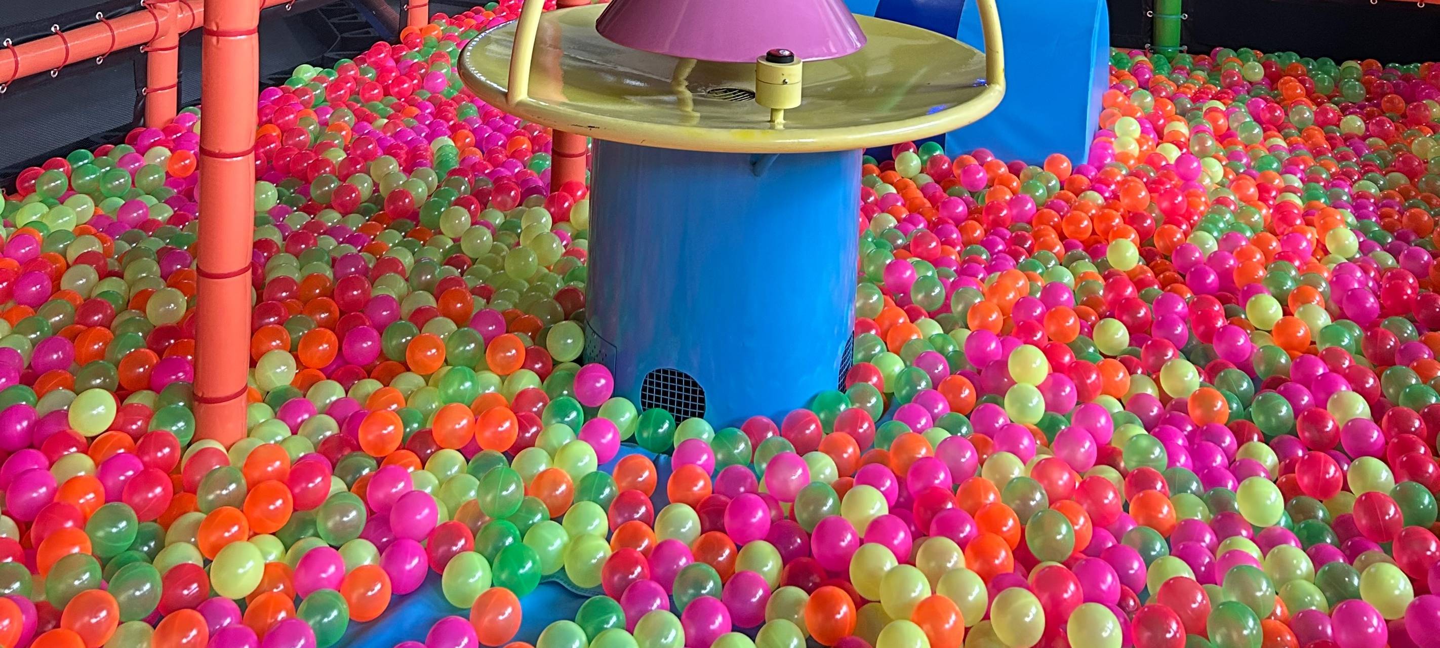 Ein Bällebecken im neuen Indoorspielplatz in Hamm