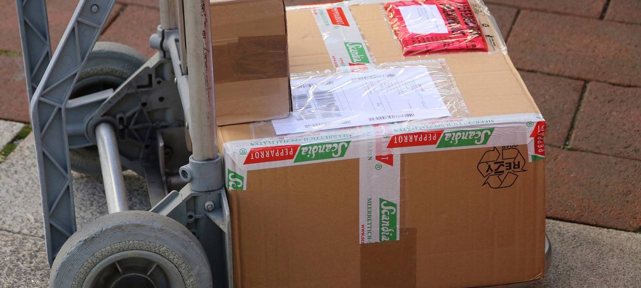 Ein Paket auf einer Lieferkarre