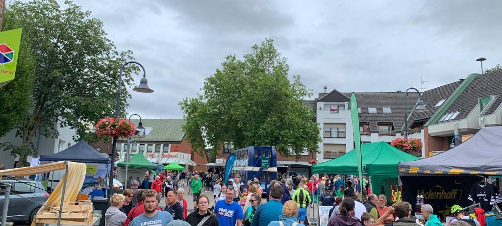 Tausende Radfahrer beim Sattelfest zwischen Hamm und Soest