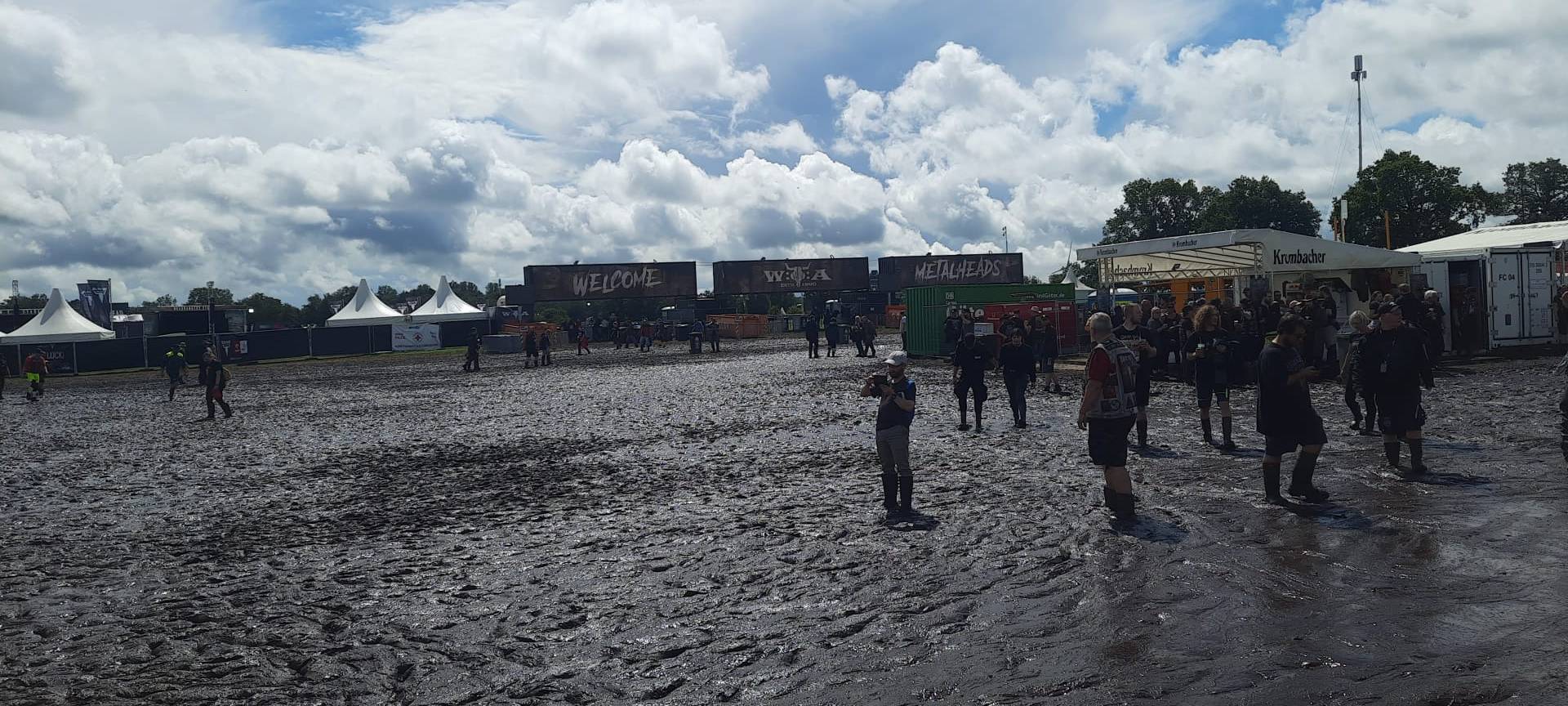 Metal-Fanclub aus Hamm feiert trotz Regen auf dem Wacken Open Air