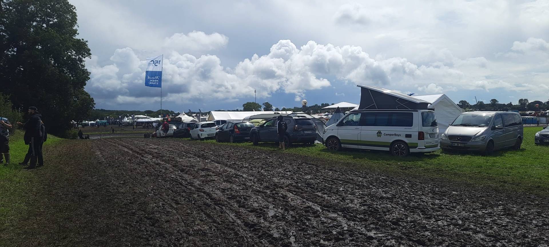Metal-Fanclub aus Hamm feiert trotz Regen auf dem Wacken Open Air