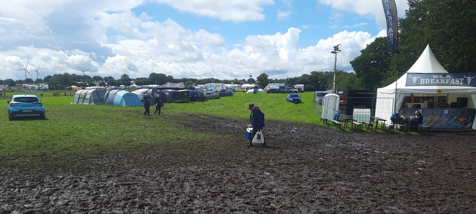 Metal-Fanclub aus Hamm feiert trotz Regen auf dem Wacken Open Air