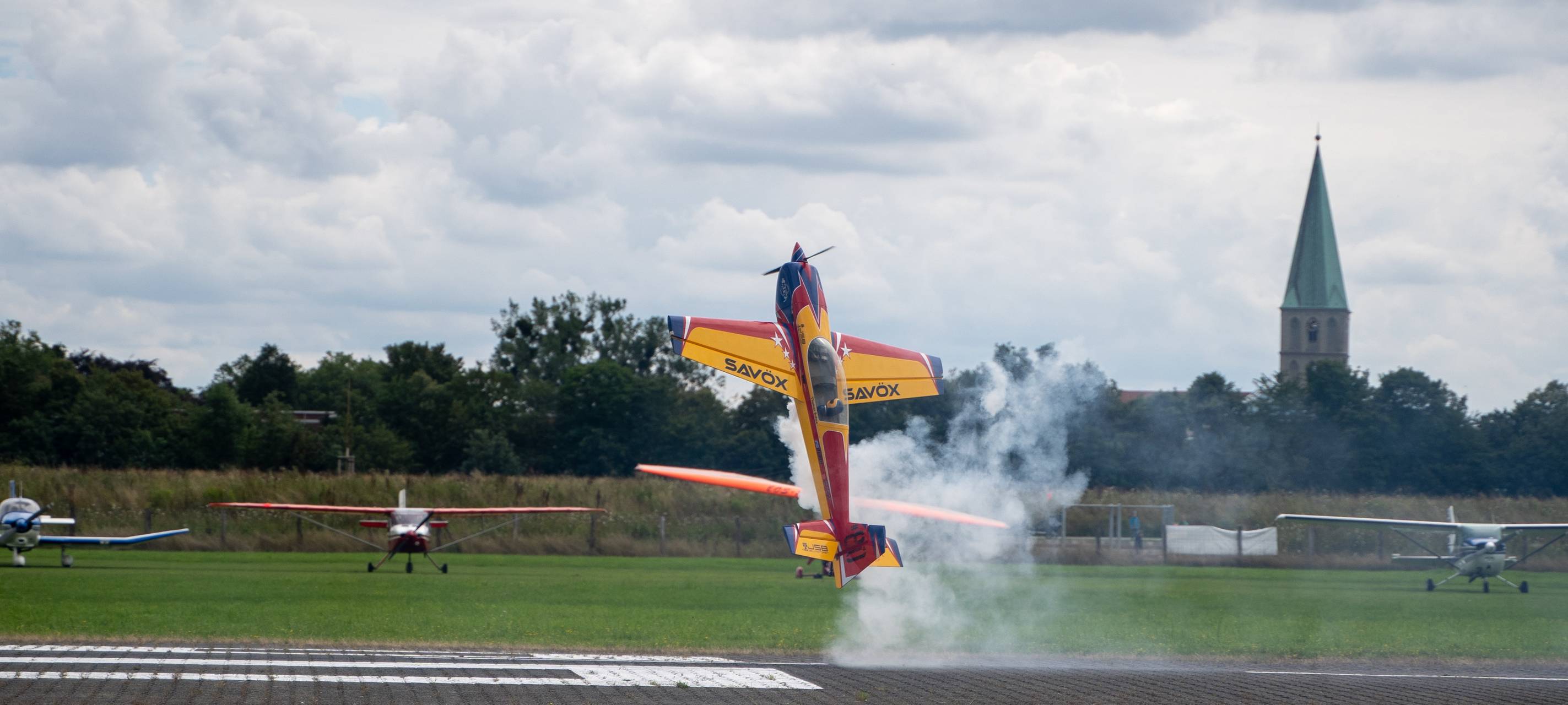 Ein Kunstflieger startet beim Flugplatzfest 2023 am Flugplatz in Hamm