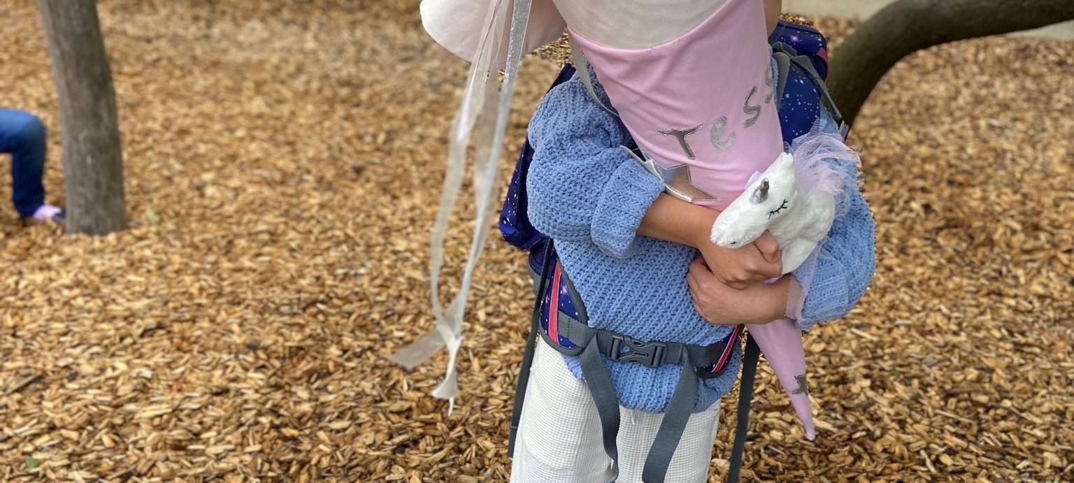 Tessa steht mit ihrer großen Schultüte vor der Bodelschwinghschule