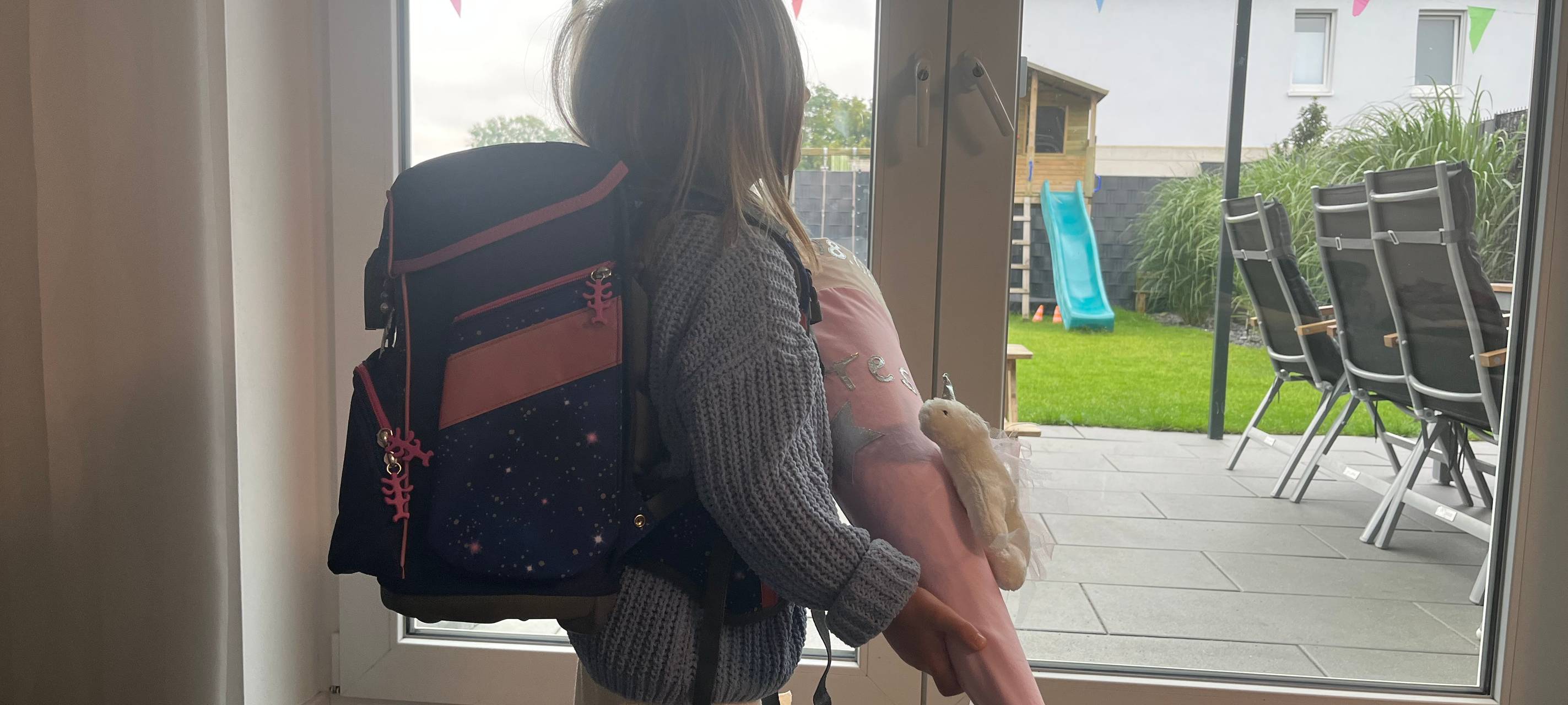 Ein Seepferdchen, eine Meerjungfrau und ein Delphin schmücken den Tornister von Tessa.