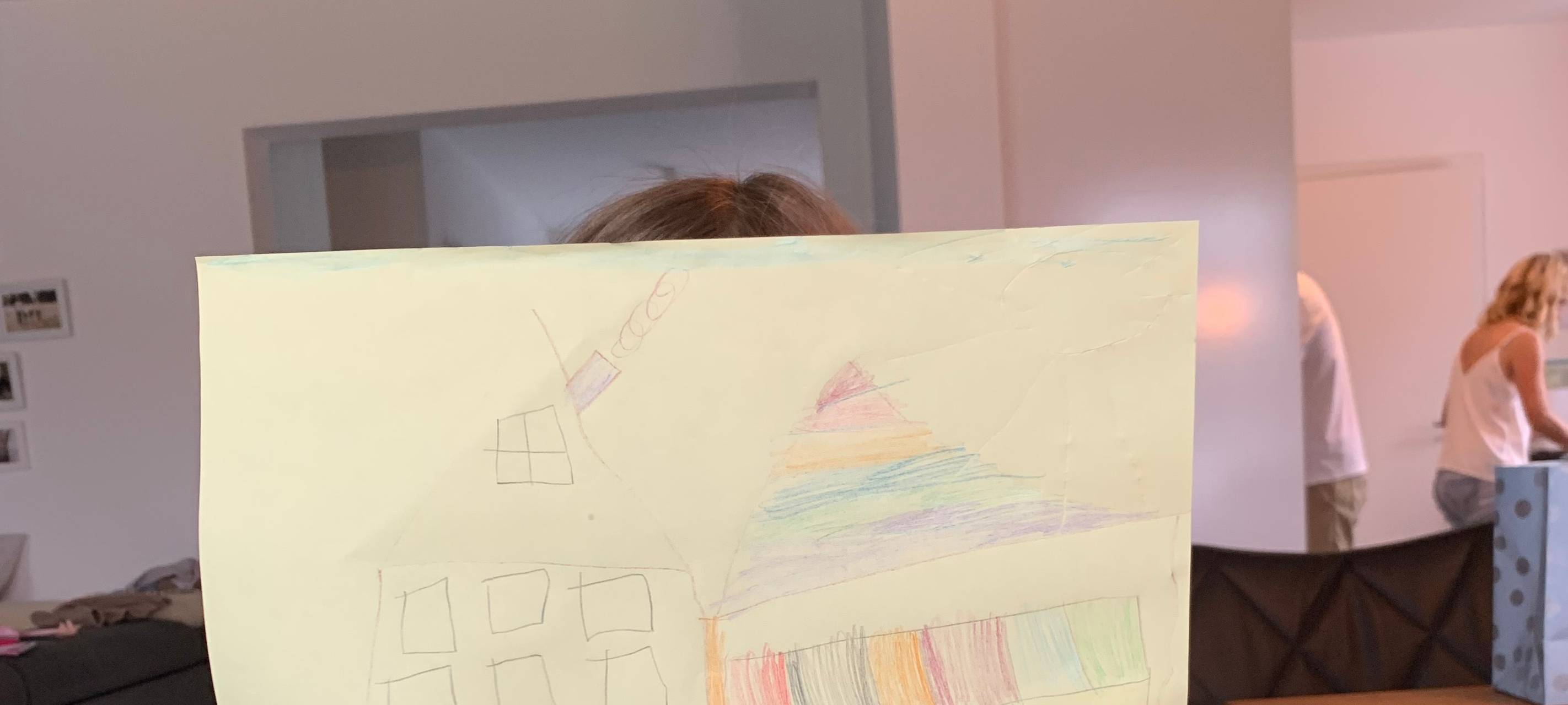 Tessa hatte vor der Schule noch etwas Zeit, um ein Bild von ihrer neuen Schule zu malen.